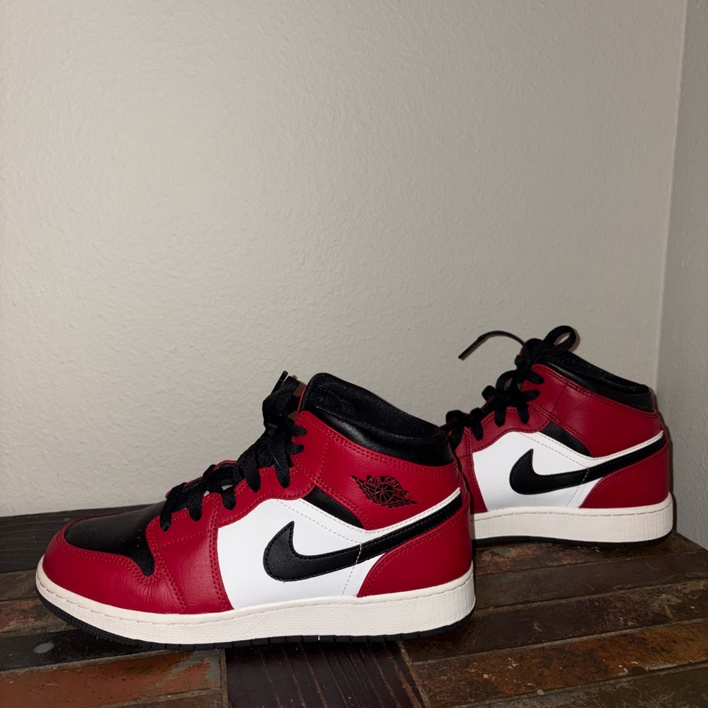Jordan 1’s Mid Chicago - Red Nike Jordans